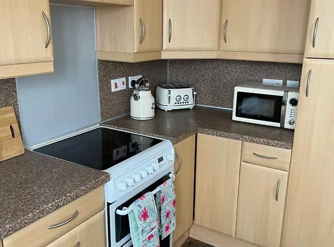 Lovely, Sleeps 6, Riverside Views, Parking, Gy
