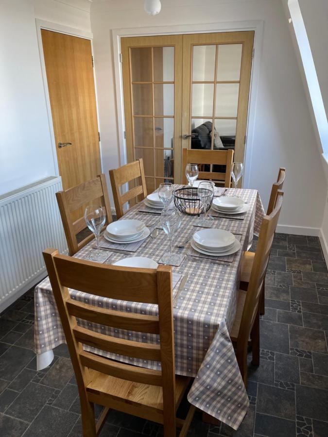 Lovely, Sleeps 6, Riverside Views, Parking, Gy Apartment *