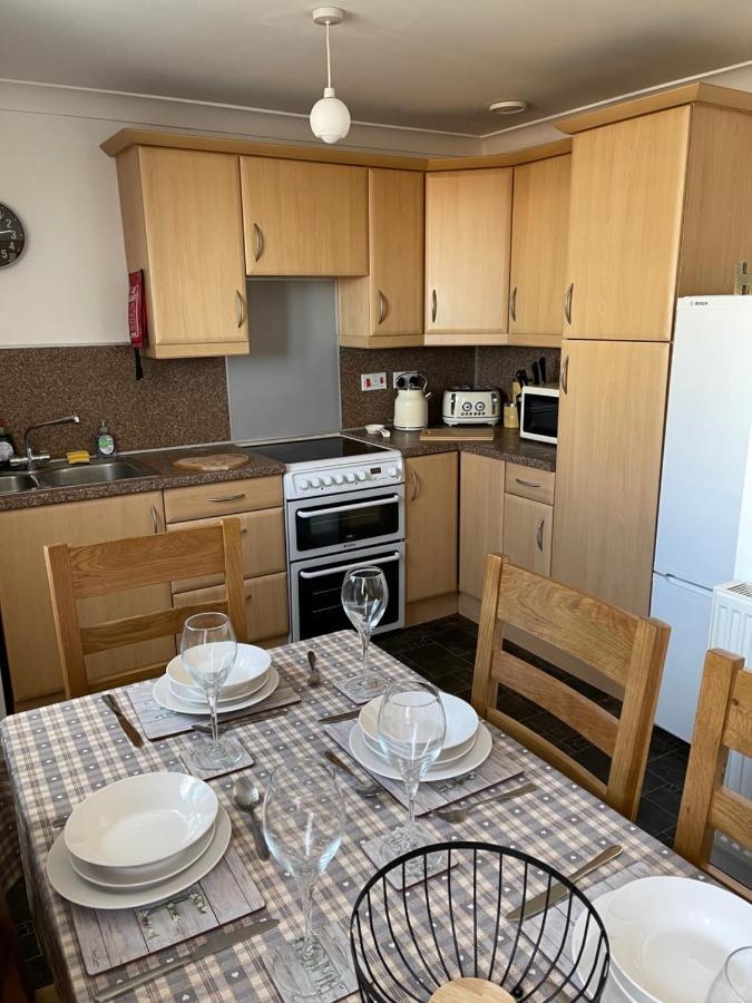 Apartment Lovely, Sleeps 6, Riverside Views, Parking, Gy *